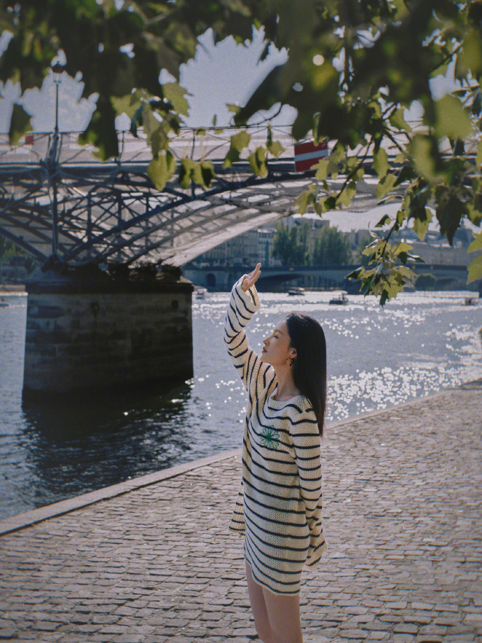 大眼美女明星李沁条纹衫旅行图片