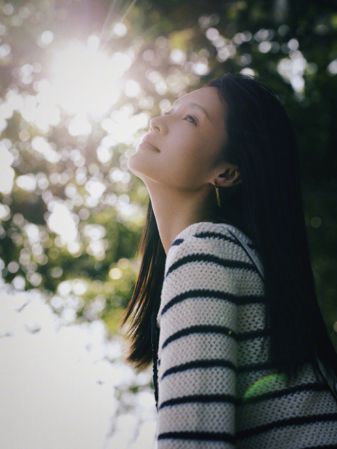 大眼美女明星李沁条纹衫旅行图片