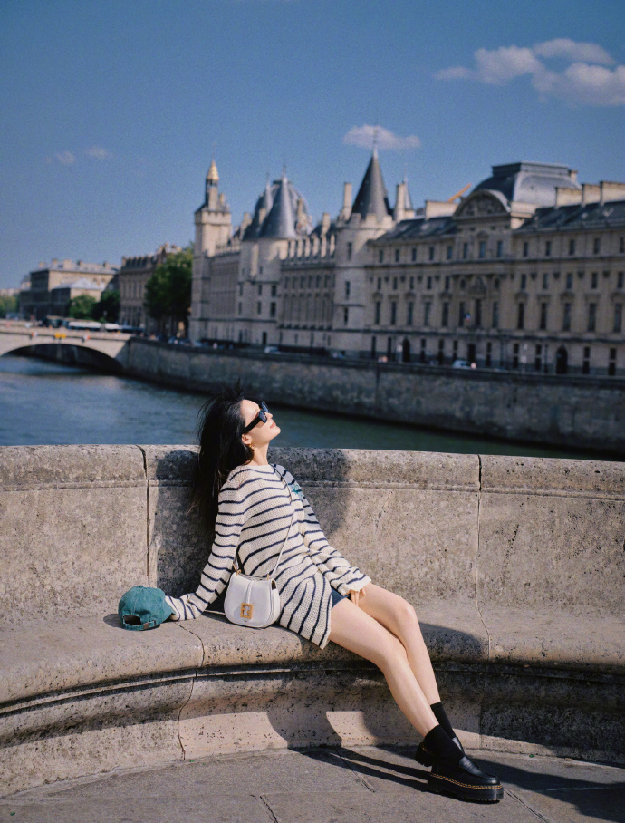 大眼美女明星李沁条纹衫旅行图片