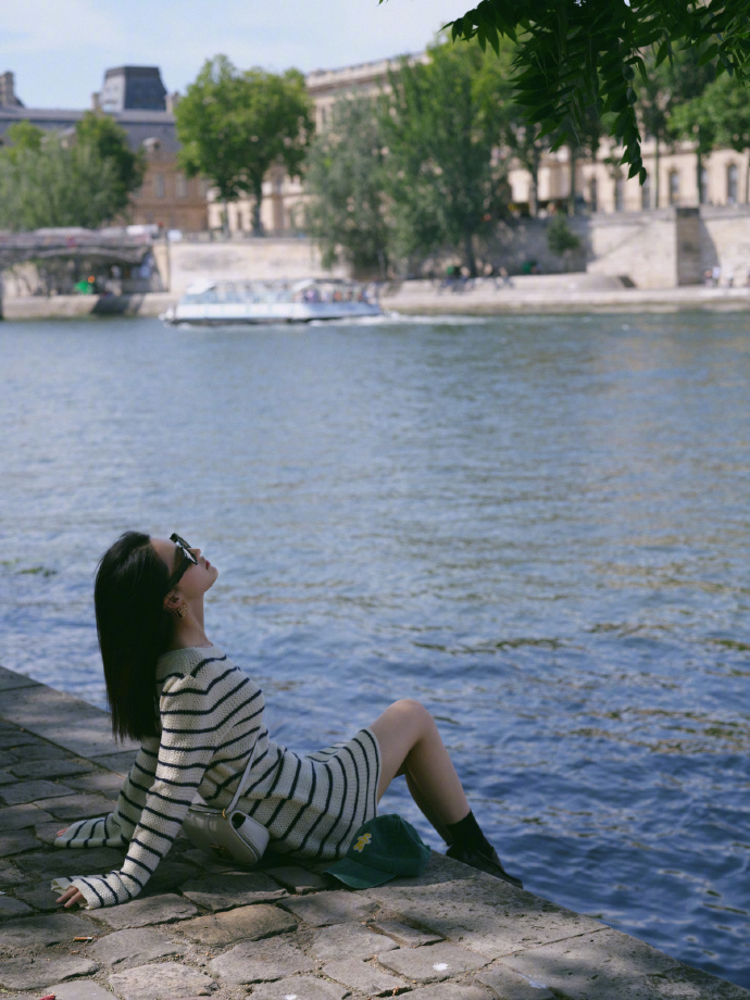 大眼美女明星李沁条纹衫旅行图片