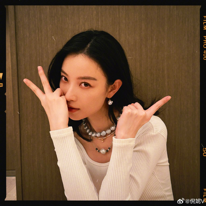 我要看美女倪妮庆祝电影消失的她票房突破30亿自