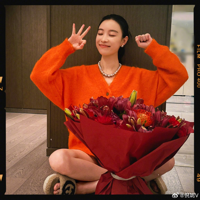 我要看美女倪妮庆祝电影消失的她票房突破30亿自