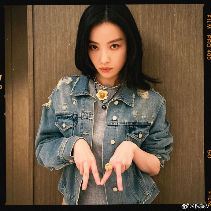 我要看美女倪妮庆祝电影消失的她票房突破30亿自