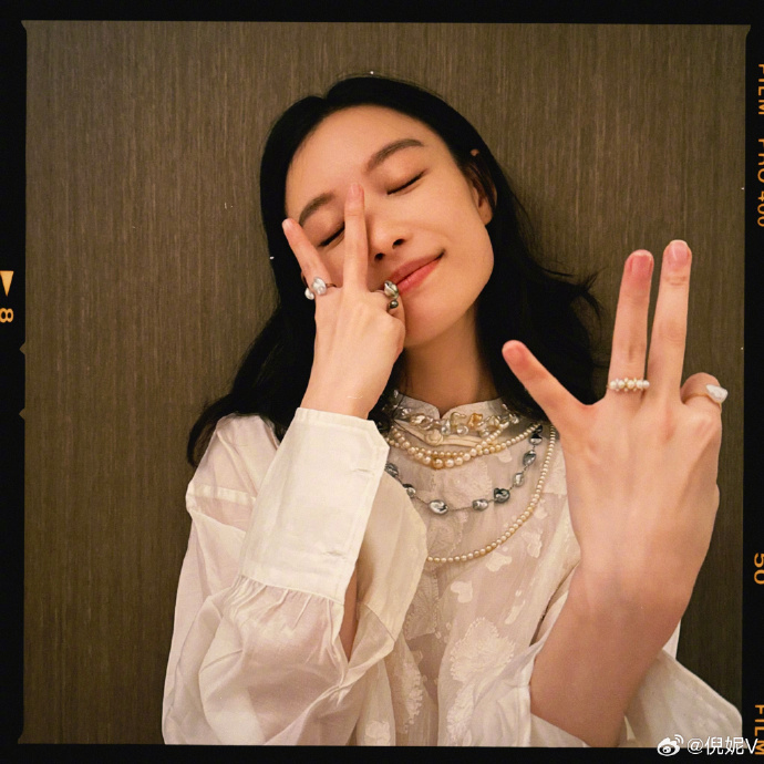 我要看美女倪妮庆祝电影消失的她票房突破30亿自