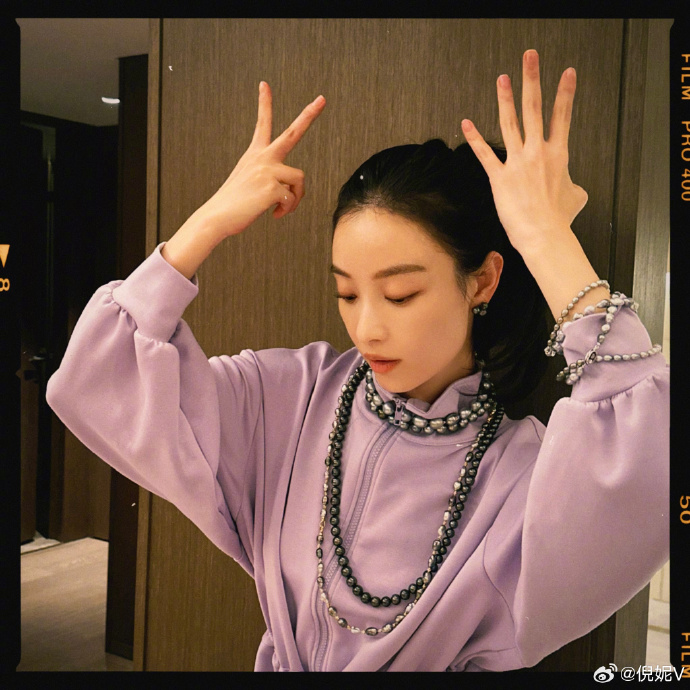 我要看美女倪妮庆祝电影消失的她票房突破30亿自