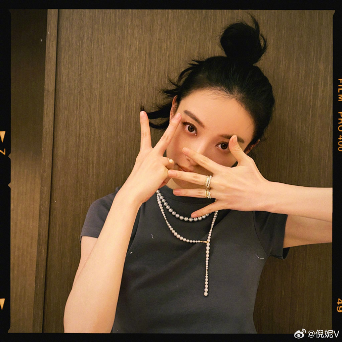 我要看美女倪妮庆祝电影消失的她票房突破30亿自