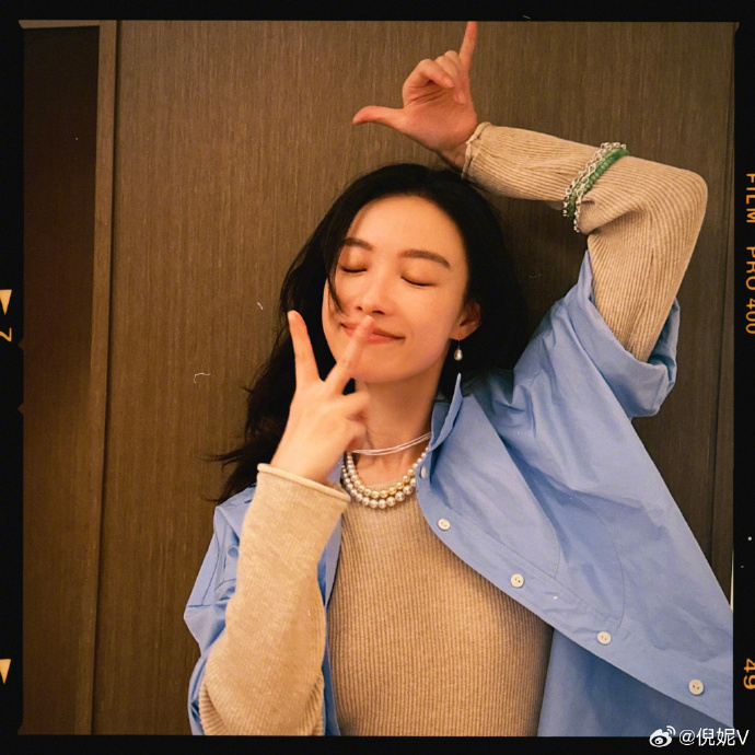 我要看美女倪妮庆祝电影消失的她票房突破30亿自