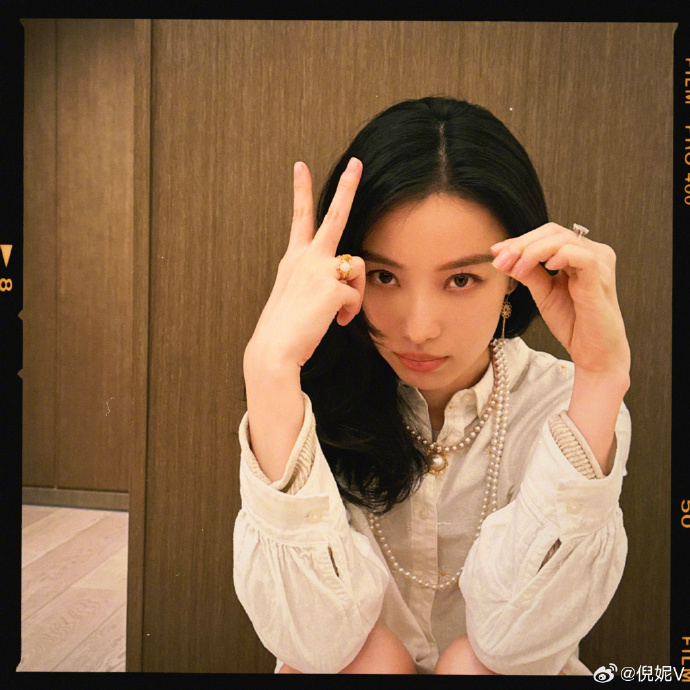 我要看美女倪妮庆祝电影消失的她票房突破30亿自