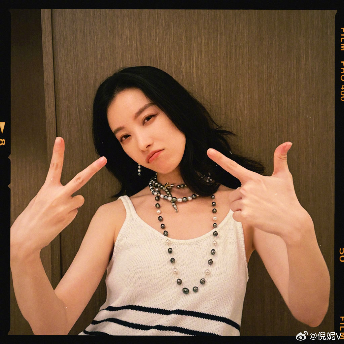 我要看美女倪妮庆祝电影消失的她票房突破30亿自
