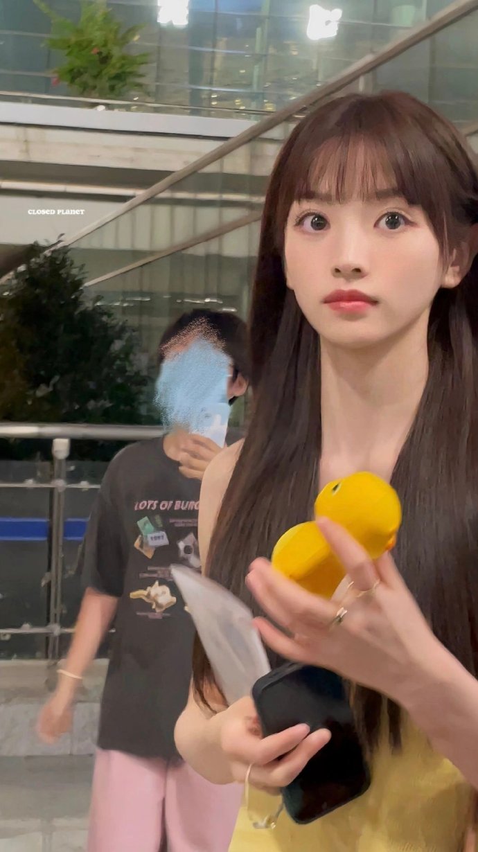 重庆美女明星田曦薇生图照片