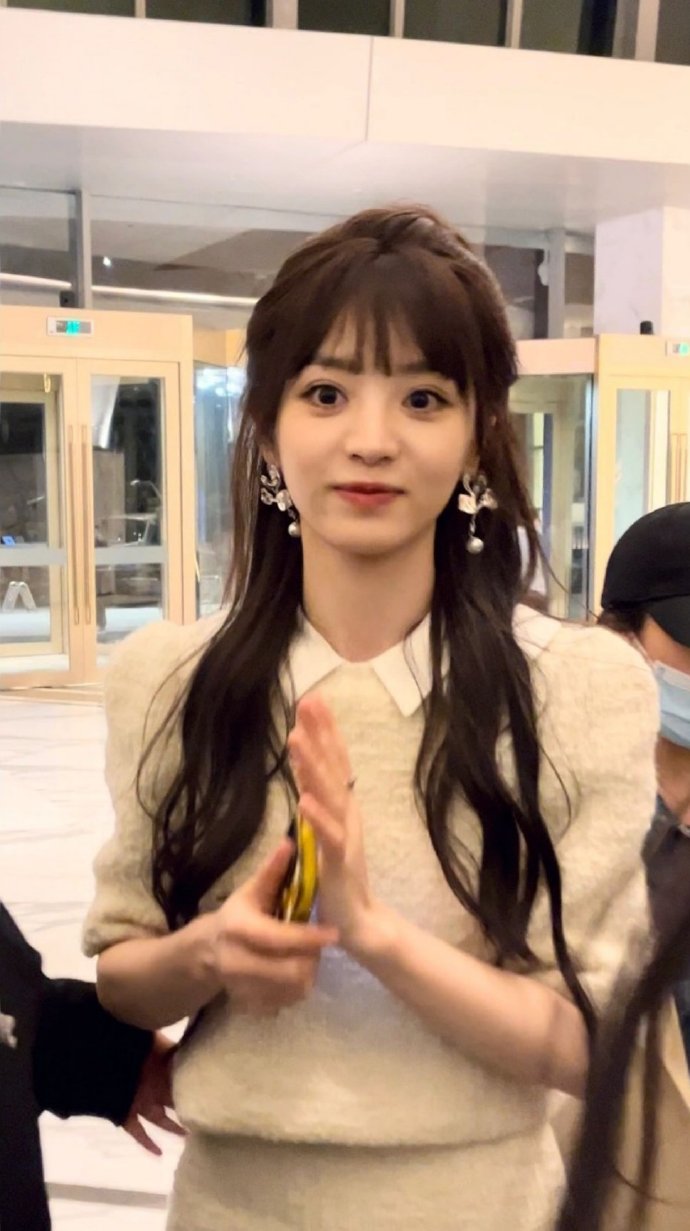 重庆美女明星田曦薇生图照片