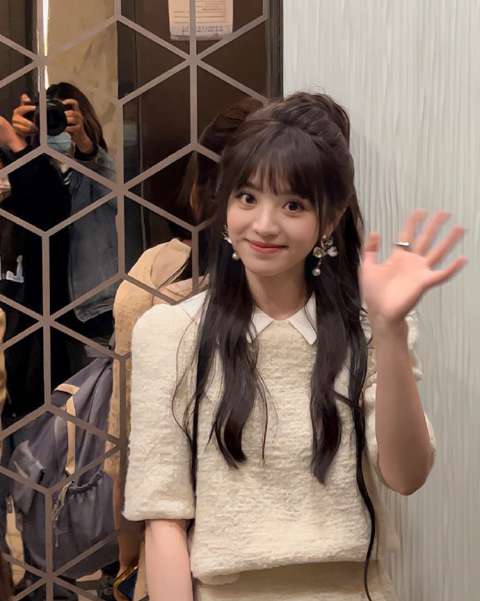 重庆美女明星田曦薇生图照片