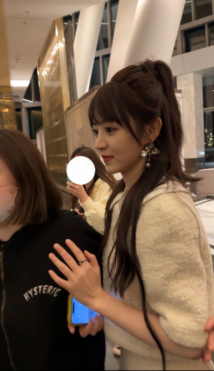 重庆美女明星田曦薇生图照片