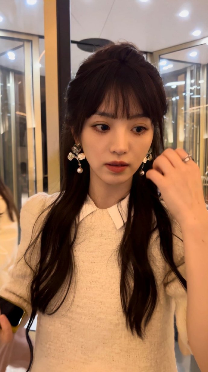 重庆美女明星田曦薇生图照片