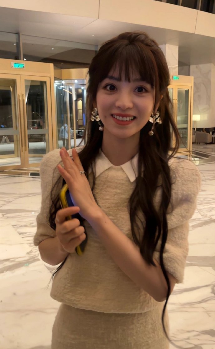 重庆美女明星田曦薇生图照片