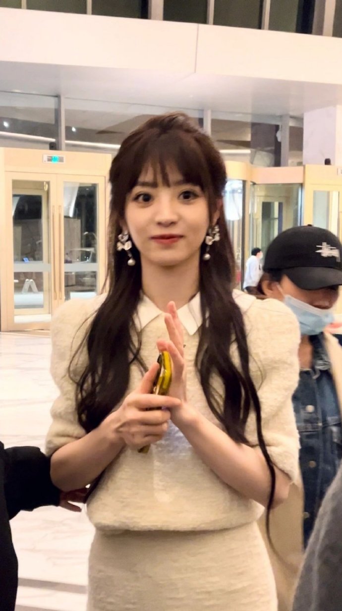 重庆美女明星田曦薇生图照片