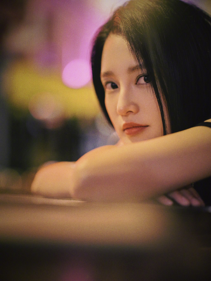 漂亮美女演员李沁落跑城市写真图片