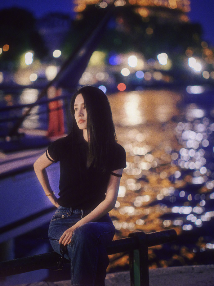 漂亮美女演员李沁落跑城市写真图片