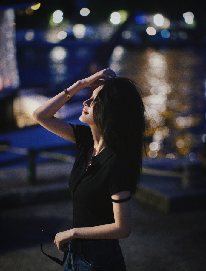 漂亮美女演员李沁落跑城市写真图片