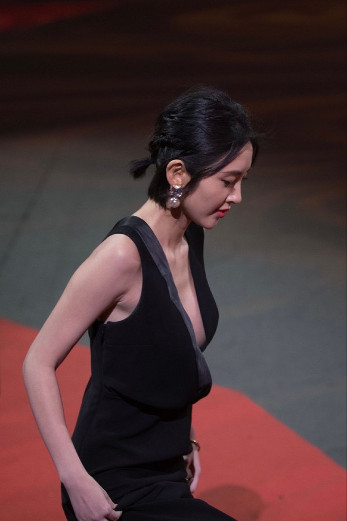 辣妈女明星唐艺昕黑色礼服图片