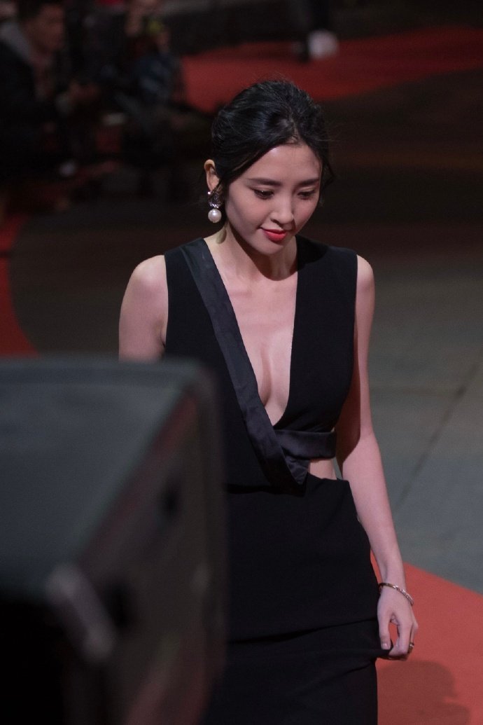 辣妈女明星唐艺昕黑色礼服图片