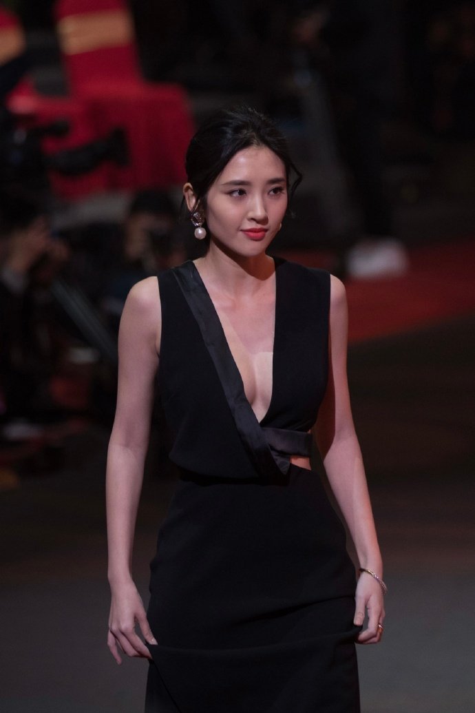 辣妈女明星唐艺昕黑色礼服图片