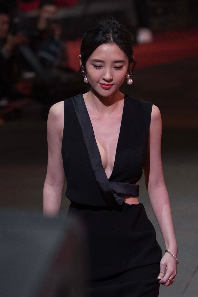 辣妈女明星唐艺昕黑色礼服图片