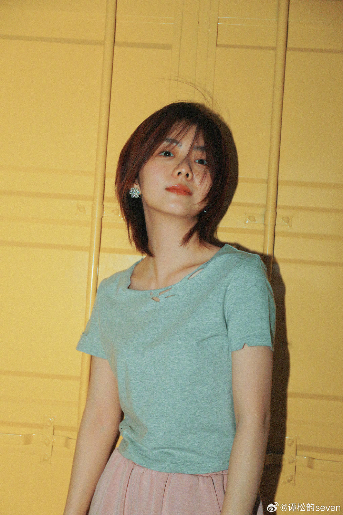 双子座美女明星谭松韵居家写真图片