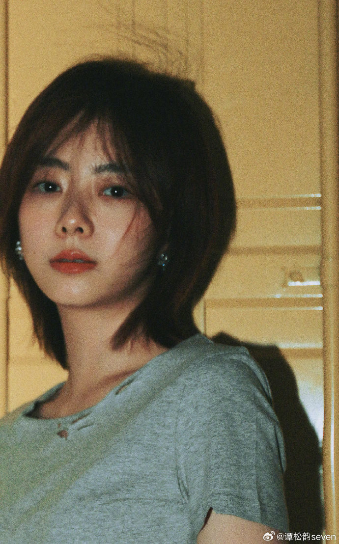 双子座美女明星谭松韵居家写真图片
