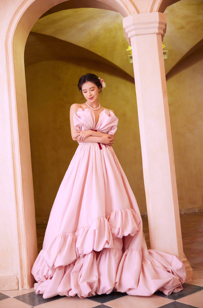 白羊座美女阚清子粉色礼服图片