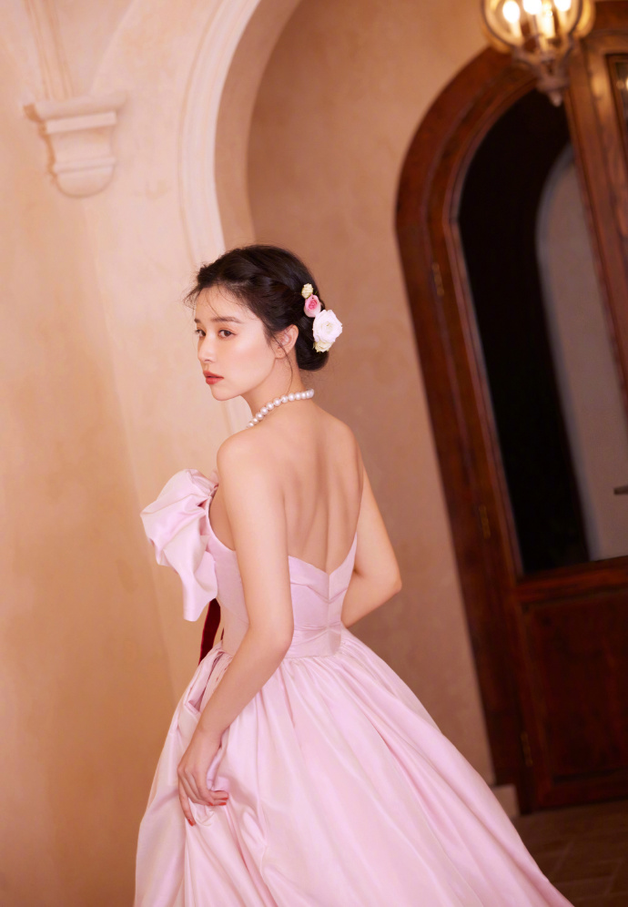 白羊座美女阚清子粉色礼服图片